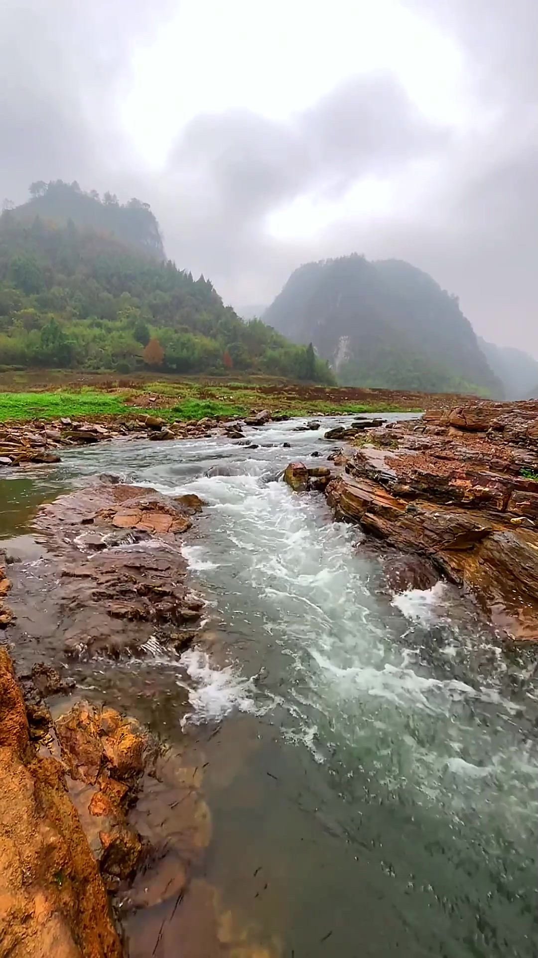 想去有山有水的地方旅游