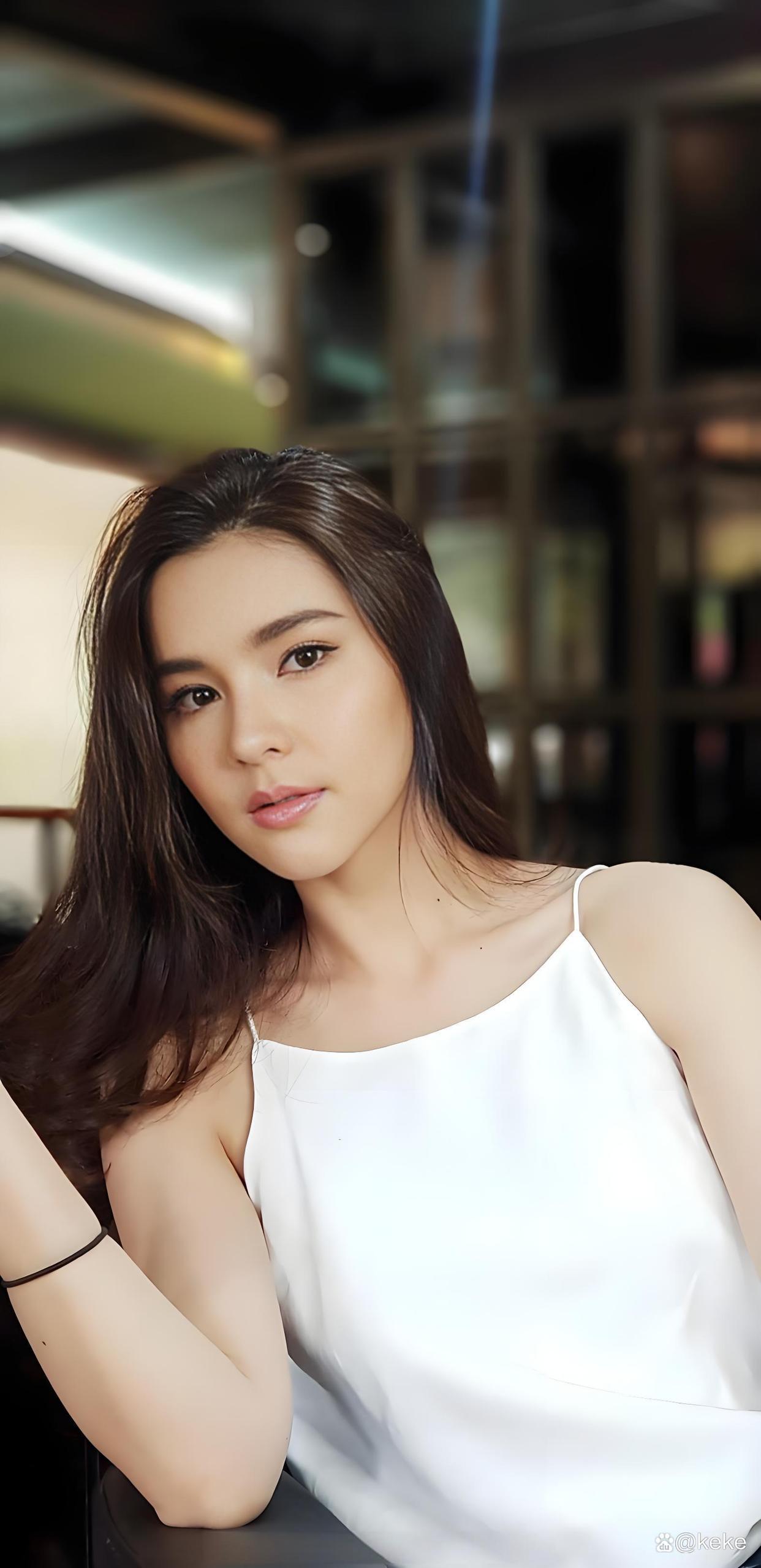 来自泰国的美女打一成语