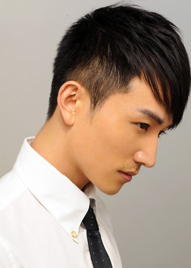 男生两边留长的发型叫什么